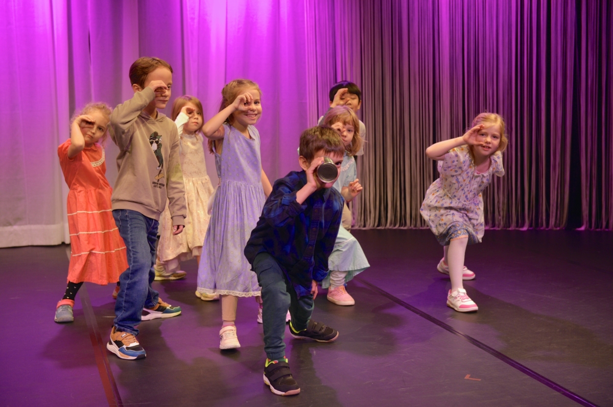 Semesterspiel des Theaterkurses der Kinder im Alter von 5 - 7 Jahren