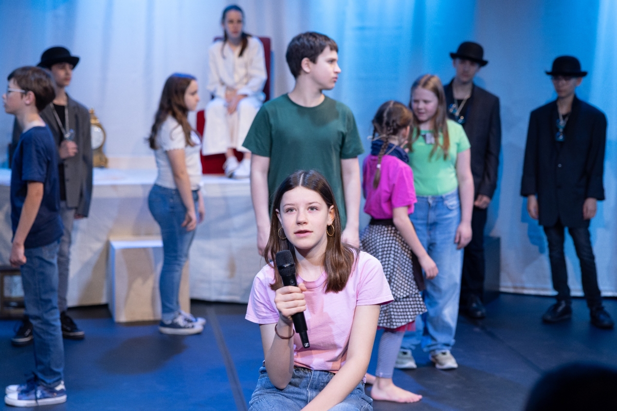 Eigenproduktion des Theaterkurses von Kindern von 8 bis 10 Jahren